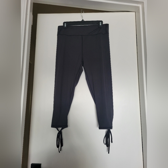 SHEIN Black Capri Leggings with Tie Hem Detail Size XL LIKE NEW - Picture 1 of 7
